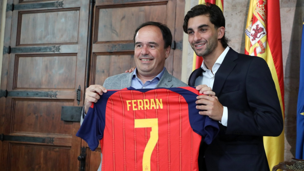 Pérez Llorca nombra a Ferran Torres embajador de la Comunitat Valenciana