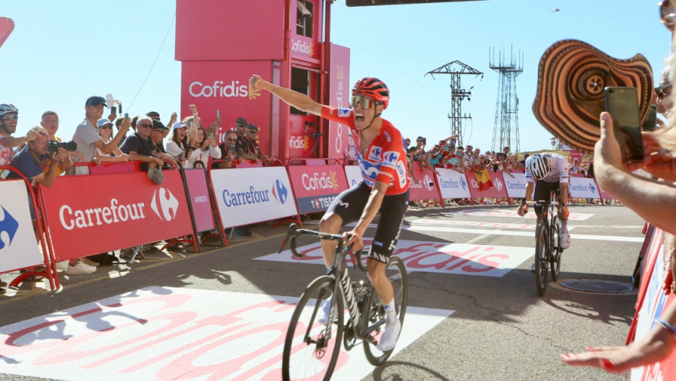 Enric Mas entra a meta en la etapa de La Vuelta a Espa&ntilde;a 2026 con final en Aitana.