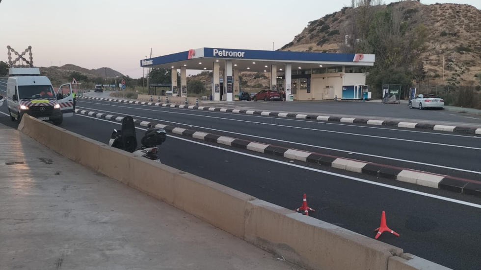 Una agente de la Policía Local de El Campello salva la vida de un motorista tras sufrir un grave accidente
