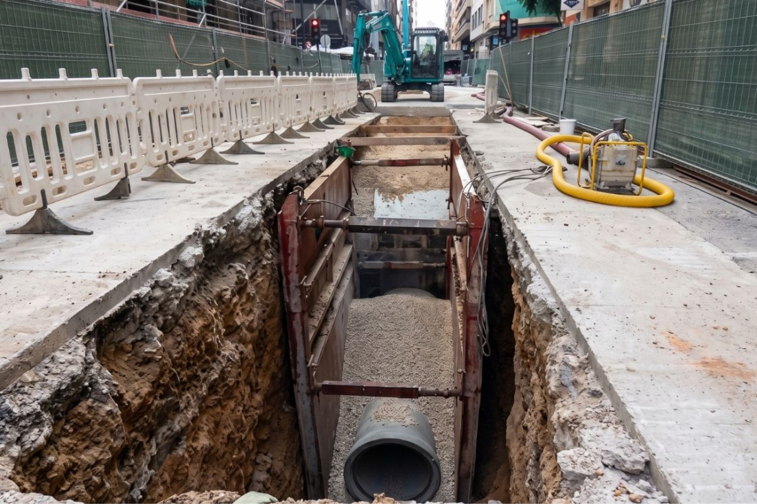 Trabajos de renovaci&oacute;n de la red de saneamiento en la avenida Reyes Cat&oacute;licos de Alicante