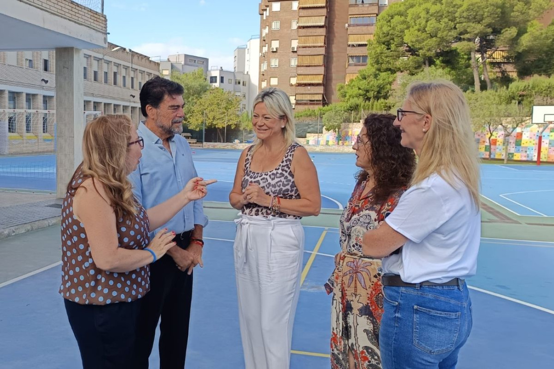 Luis Barcala y la concejala de Educaci&oacute;n, Mari Carmen de Espa&ntilde;a, durante su visita al CEIP San Fernando de Alicante