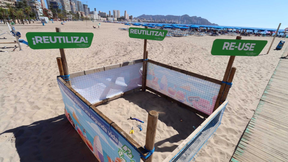 Punto para reutilizar sombrillas, flotadores y otros art&iacute;culos de playa en Benidorm.