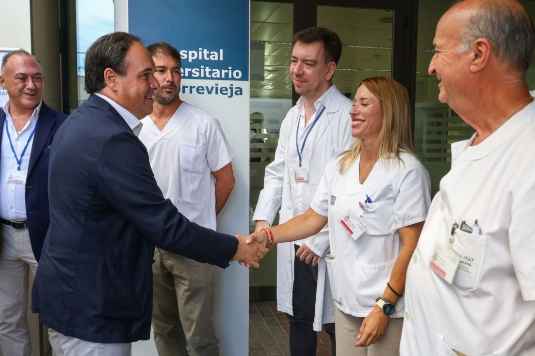 Juanfran P&eacute;rez Llorca durante su visita al Hospital de Torrevieja
