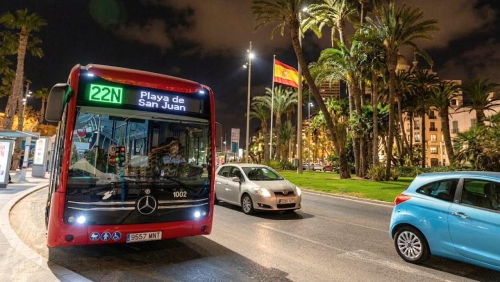 Autob&uacute;s de transporte p&uacute;blico en Alicante.