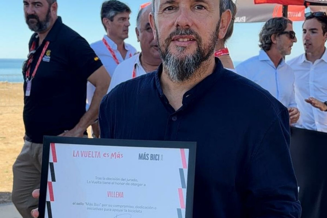 Francisco Iniesta recoge el sello &lsquo;M&aacute;s Bici&rsquo; en La Vila Joiosa