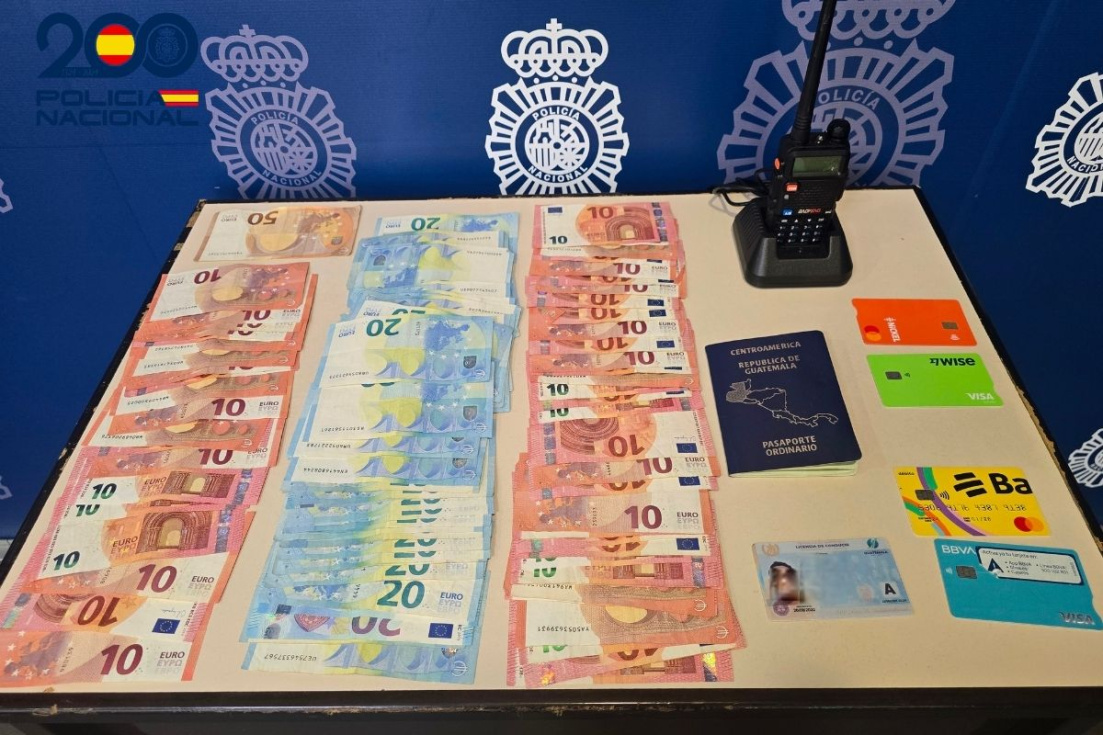 Dinero y tarjetas bancarias incautados durante la operaci&oacute;n en Alicante