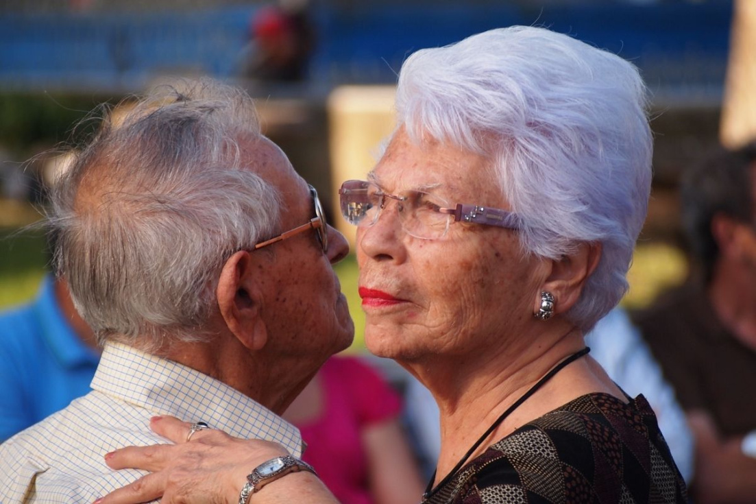 Personas mayores durante una de las actividades municipales de Torrevieja.