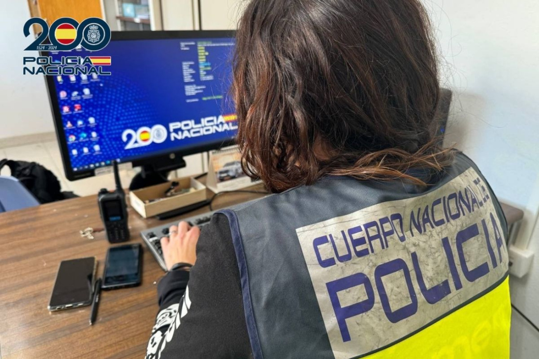 Agente de la Polic&iacute;a Nacional durante una investigaci&oacute;n en Elche
