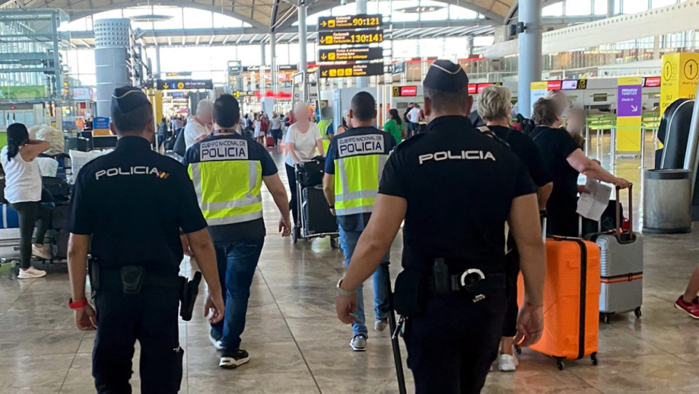 Polic&iacute;a Nacional en el Aeropuerto de Alicante - Elche.