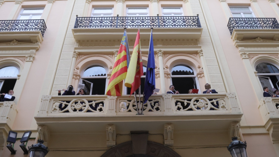 Banderas de la Comunidad Valenciana, Espa&ntilde;a y Comunidad Europea en el Palacio de Castellfort.
