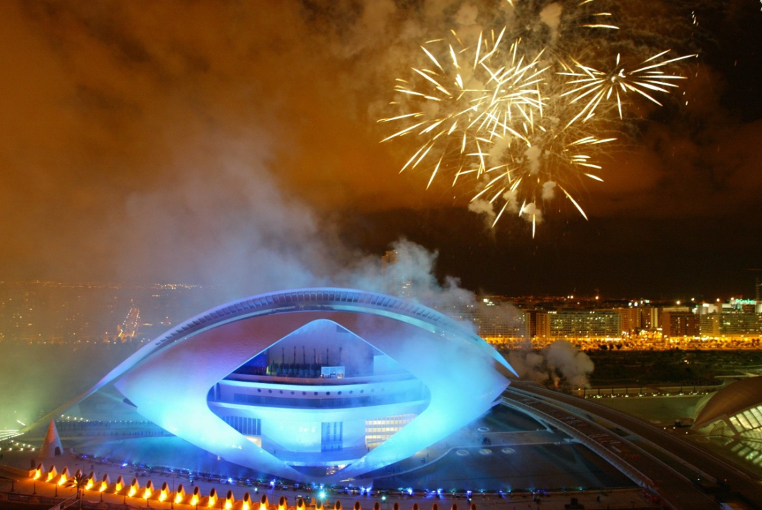 Fuegos artificiales en el Hemisf&egrave;ric de la Ciudad de las Artes y las Ciencias de Valencia