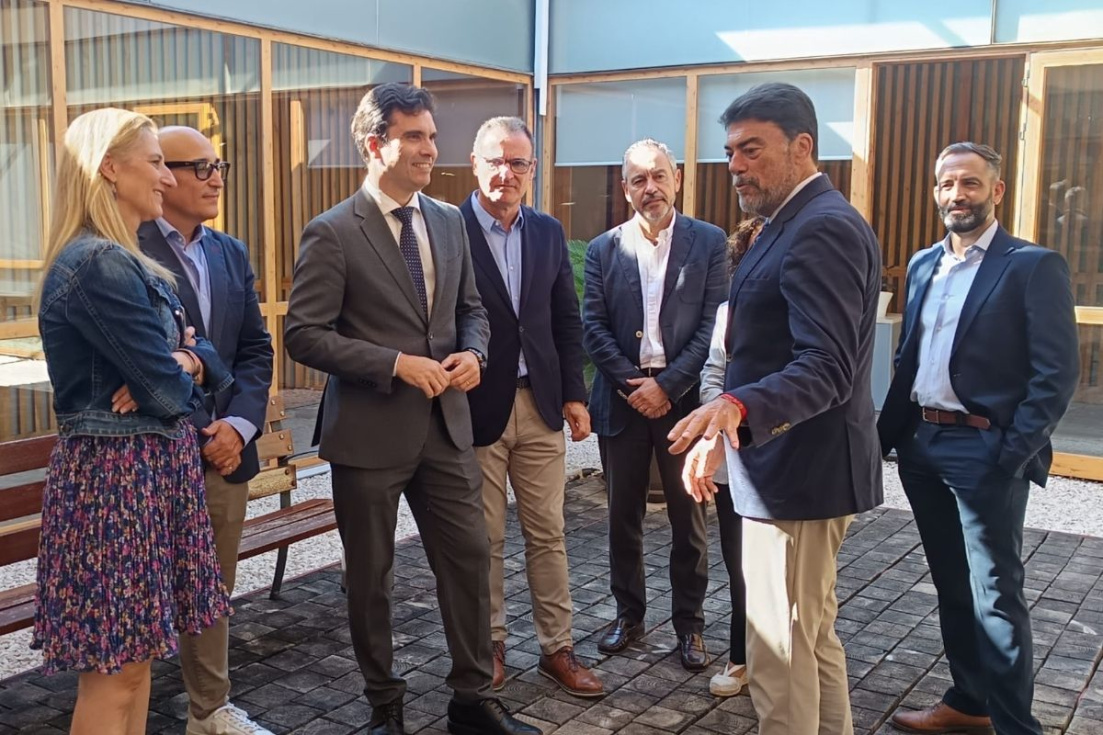 Representantes del Ayuntamiento de Alicante y de la asociaci&oacute;n empresarial Terciario Avanzado