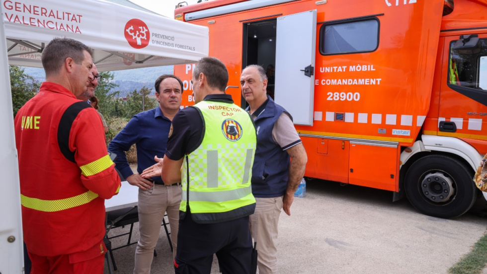 P&eacute;rez Llorca asiste al Puesto de Mando Avanzado desde donde se coordinan las labores de extinci&oacute;n del incendio de Tu&eacute;jar.