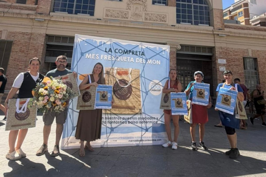 Presentaci&oacute;n de la campa&ntilde;a &lsquo;La compreta m&eacute;s fresqueta del m&oacute;n&rsquo; en el Mercado Central de Alicante.
