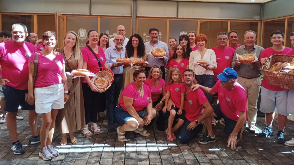 Entrega del 'panquemao' del Raval Roig en el Ayuntamiento de Alicante.