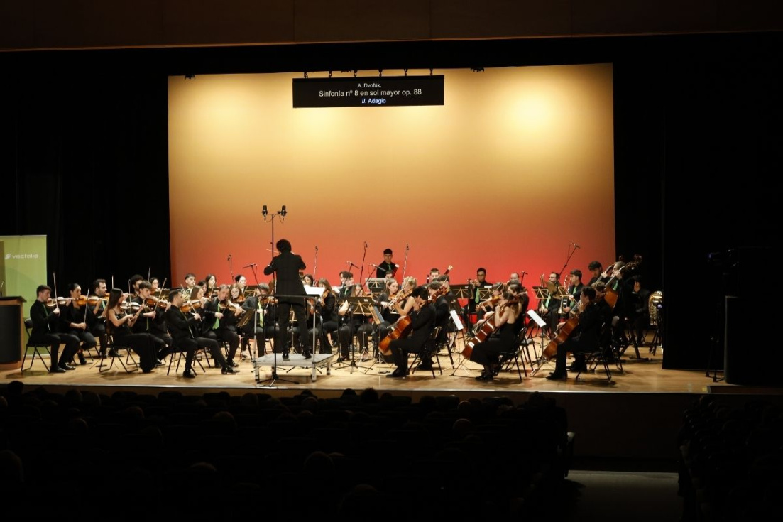 Orquesta Filarm&oacute;nica de la Universidad de Alicante durante una actuaci&oacute;n