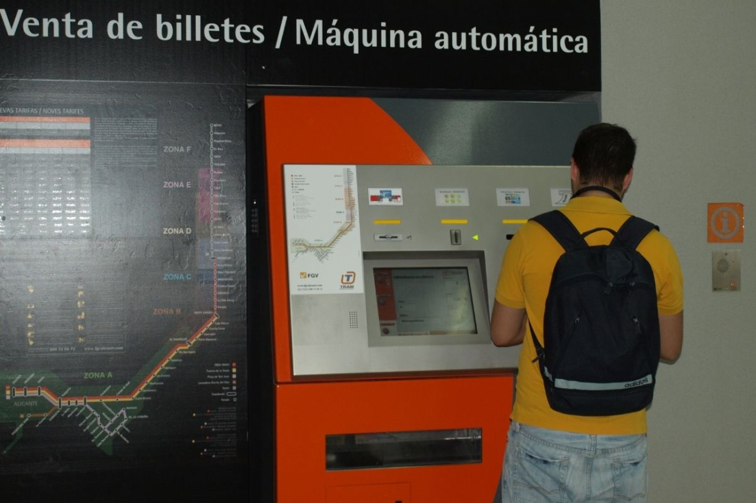 M&aacute;quina expendedora de t&iacute;tulos de transporte del TRAM d&rsquo;Alacant