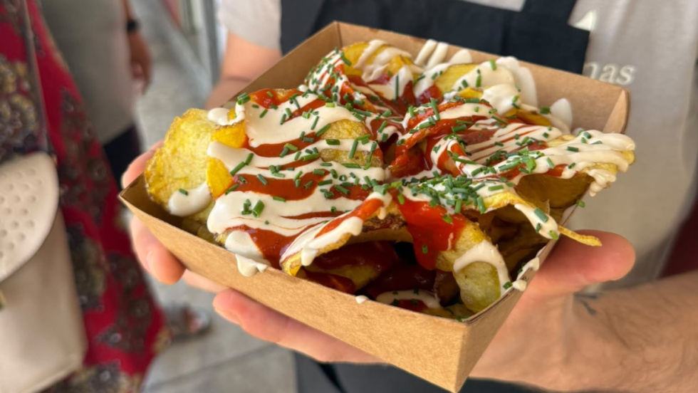 Las patatas con kimchi ahumado y alioli de ajo confitado y lima de Vino y Más ganan el ‘Alasbravas’ de Alicante