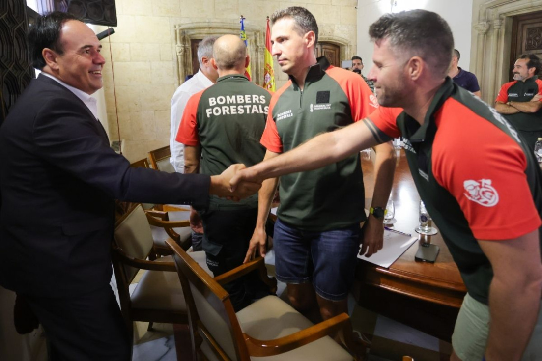 Juanfran P&eacute;rez Llorca con los bomberos forestales durante la reuni&oacute;n