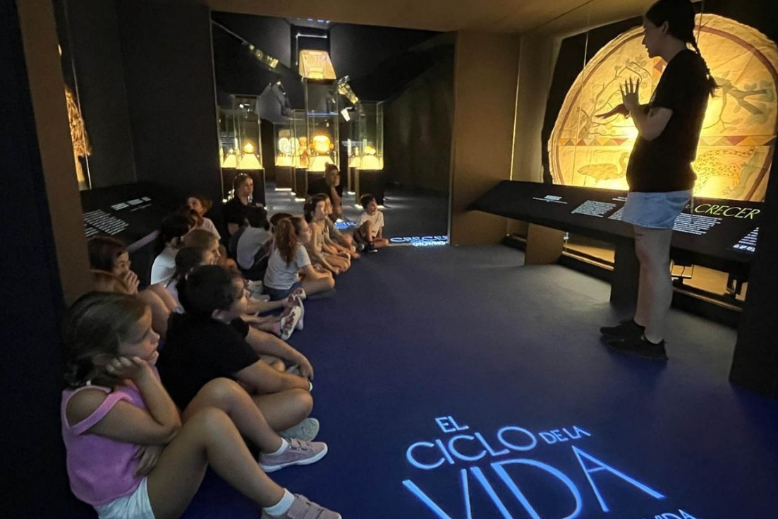 Alumnos y alumnas durante una visita al MARQ