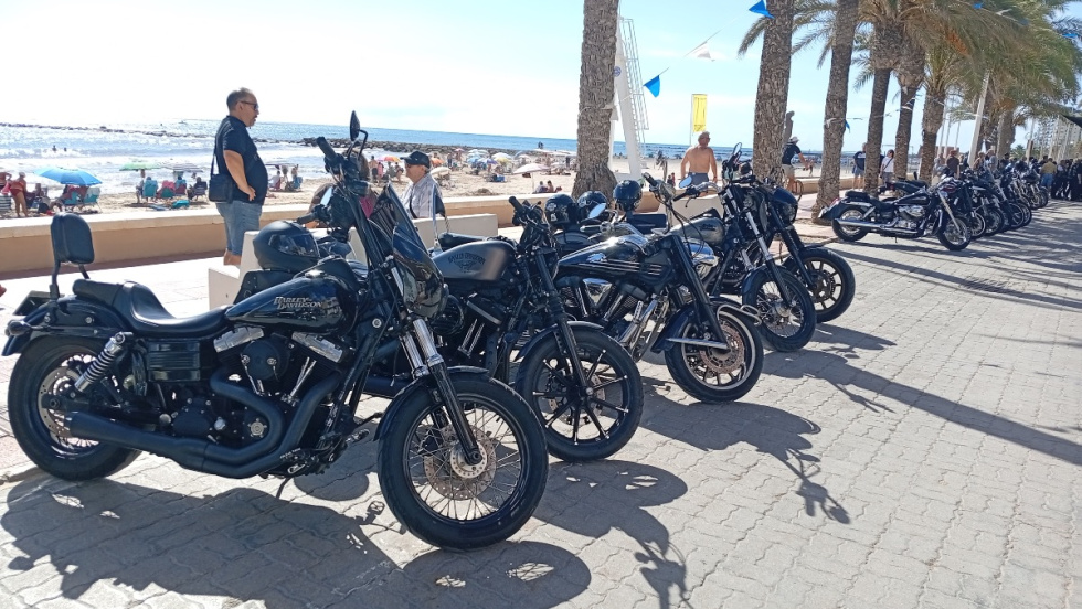 Motos en el paseo mar&iacute;timo de El Campello.