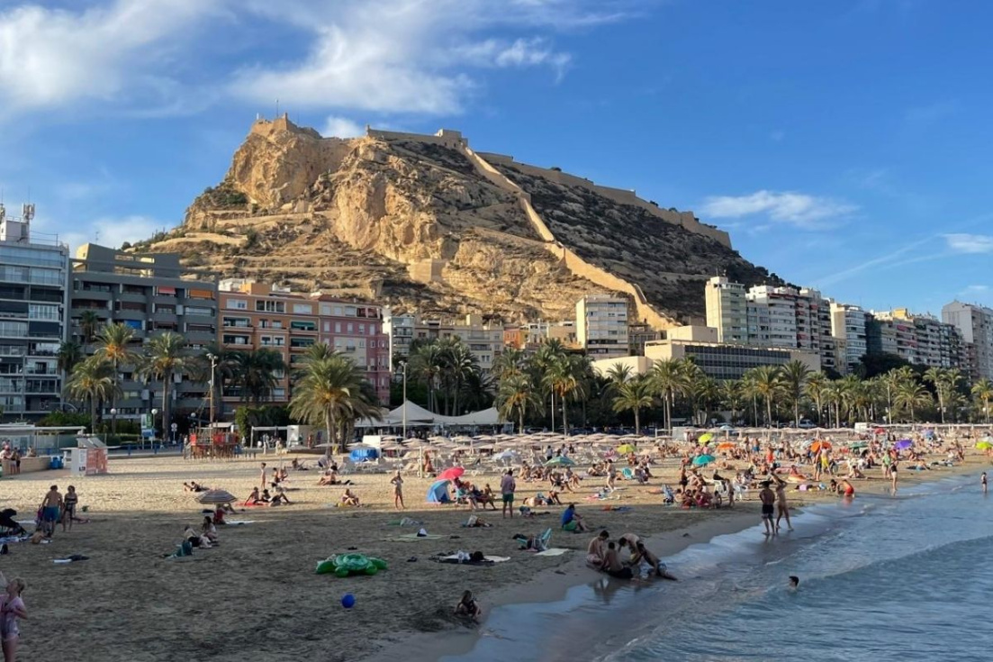 Vista del Castillo Santa B&aacute;rbara desde la playa El Postiguet de Alicante