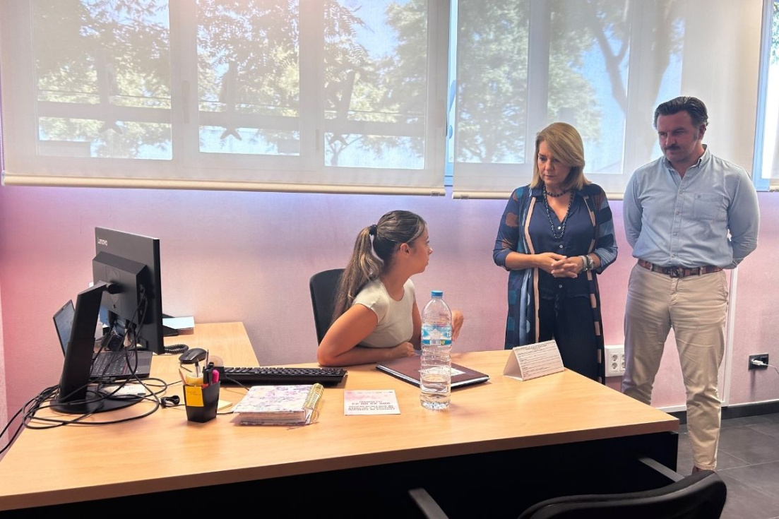 Susana Camarero durante su visita al Centro Mujer de Elche