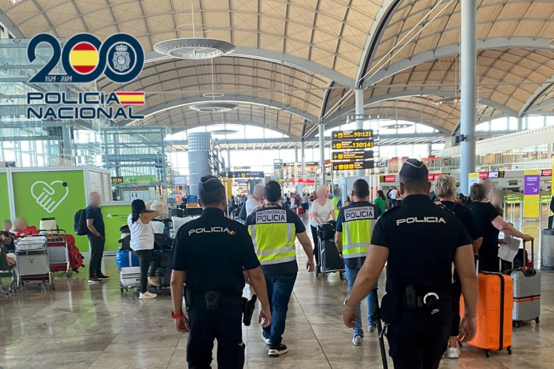 Agentes de la Polic&iacute;a Nacional en el aeropuerto de Alicante-Elche