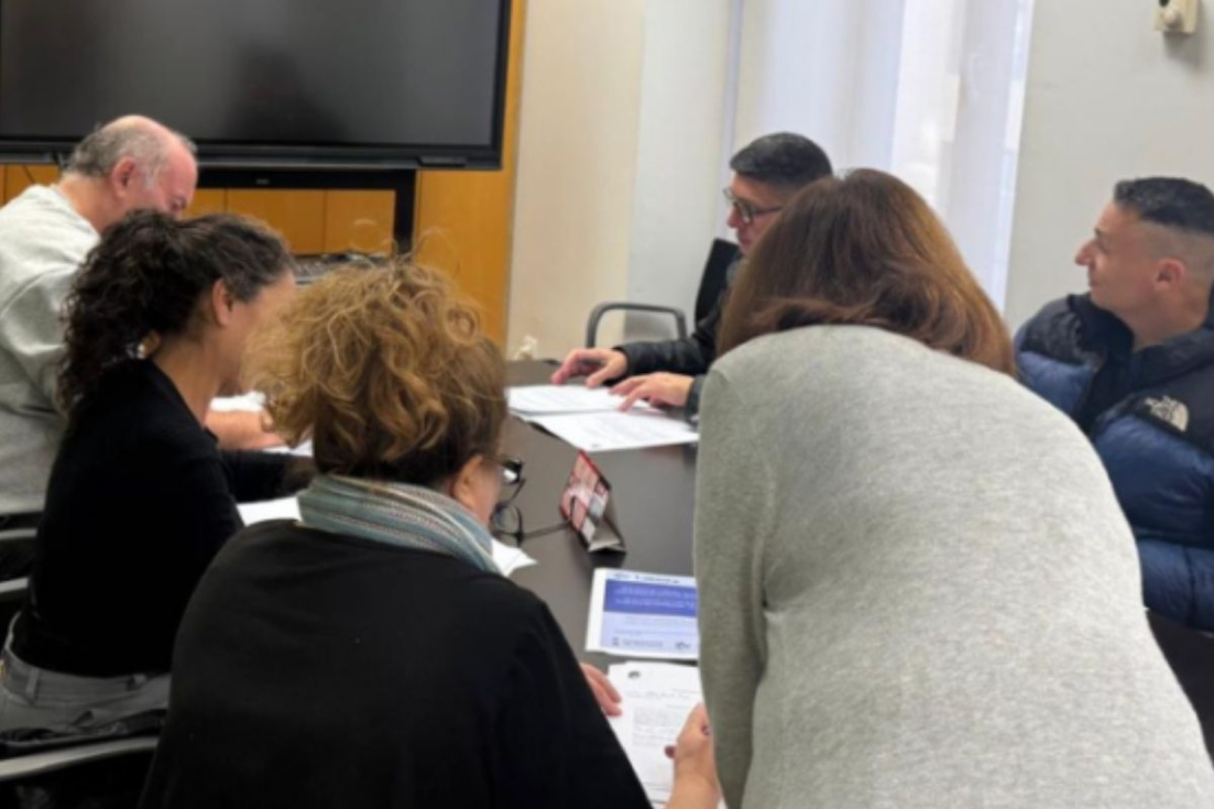 Participantes del programa ETRAME durante su trabajo en instalaciones municipales de Alicante