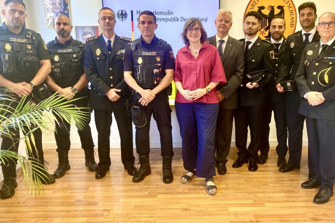 Agentes de la Polic&iacute;a Nacional y la Polic&iacute;a Local de Alicante durante el reconocimiento en el Consulado de Alemania