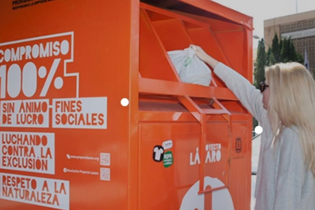 Uno de los contenedores destinados a la recogida de residuos textiles en Alicante