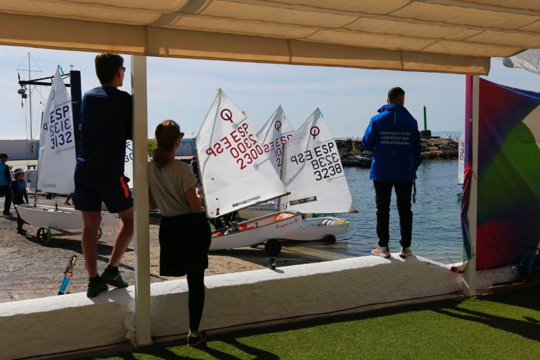 Actividades de deportes n&aacute;uticos para menores en Alicante
