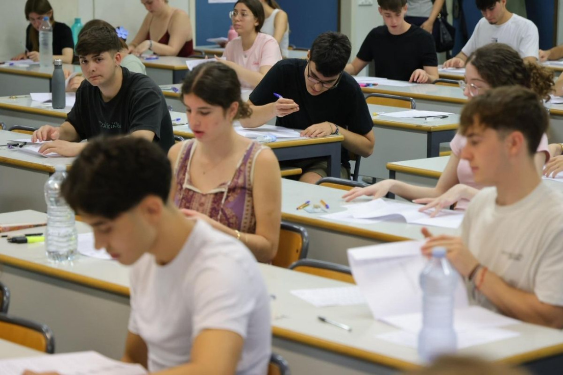 Estudiantes durante un examen de acceso a la universidad