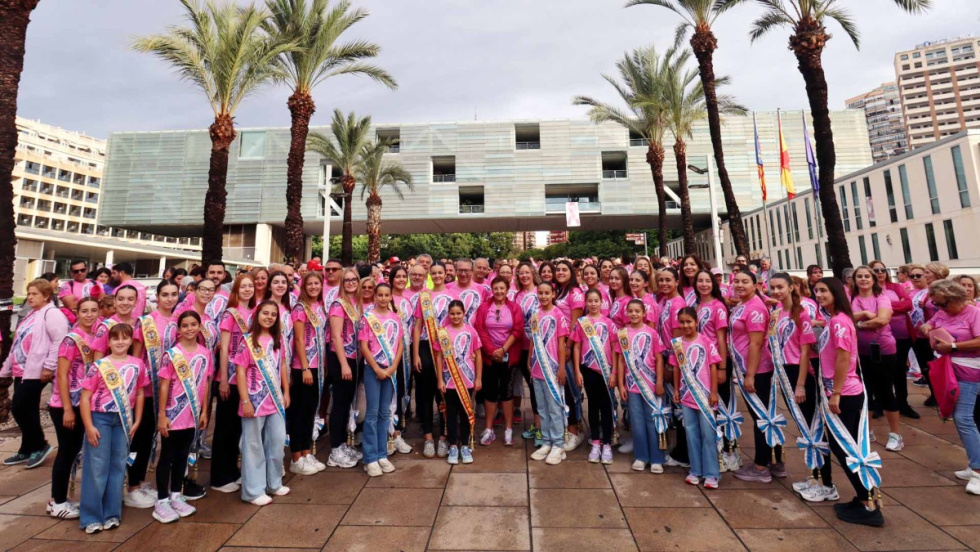 Cientos de personas tiñen de rosa Benidorm en la marcha solidaria de Anémona contra el cáncer de mama