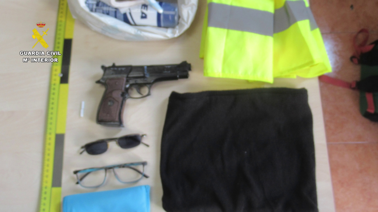 Enseres intervenidos a un presunto atracador en Cocentaina.