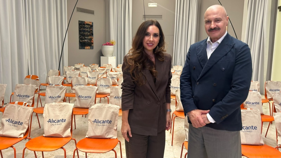 Ana Poquet, concejala de Turismo de Alicante y Jose Guti&eacute;rrez, de Turespa&ntilde;a.