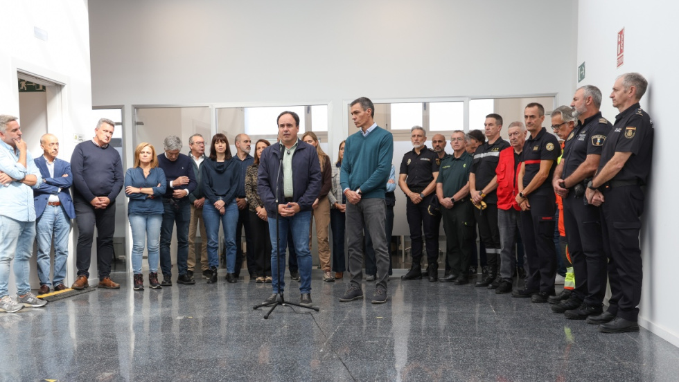 P&eacute;rez Llorca, junto a Pedro S&aacute;nchez y efectivos participantes en las labores de la dana Adam