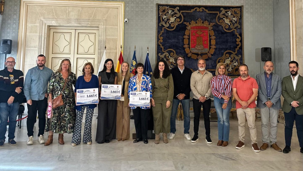 Entrega de la recaudaci&oacute;n solidaria de las barras de Nochevieja y Carnaval.