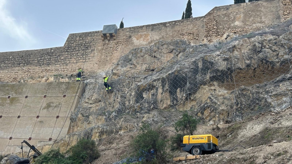 Obras en la ladera del Castillo de Santa B&aacute;rbara.