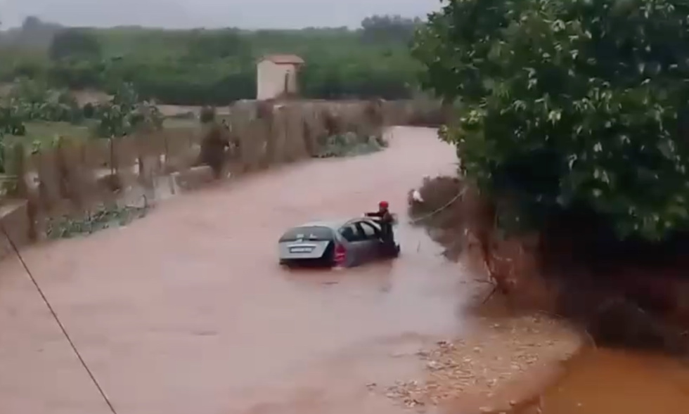 Coche atrapado en Pego durante la Dana del 19 de octubre de 2026.
