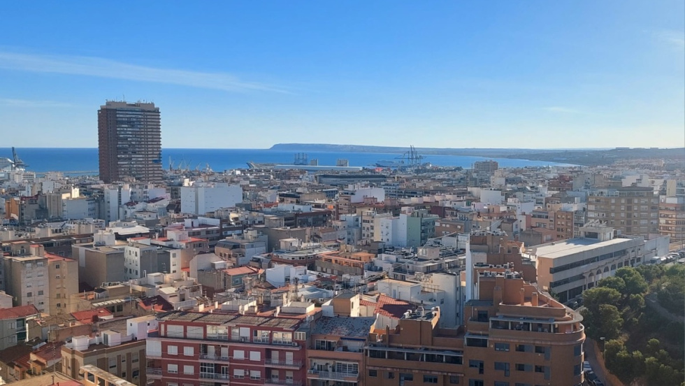 Vista del puerto de Alicante desde el castillo de San Fernando.