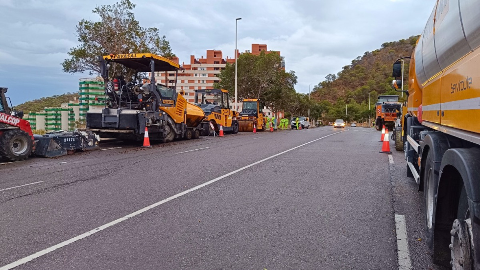 Trabajos de asfaltado en la Cala de Villajoyosa.