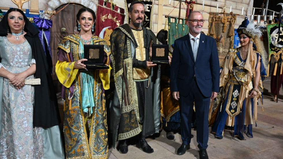 El capit&aacute;n cristiano devuelve las llaves de la ciudad a el alcalde de El Campello.