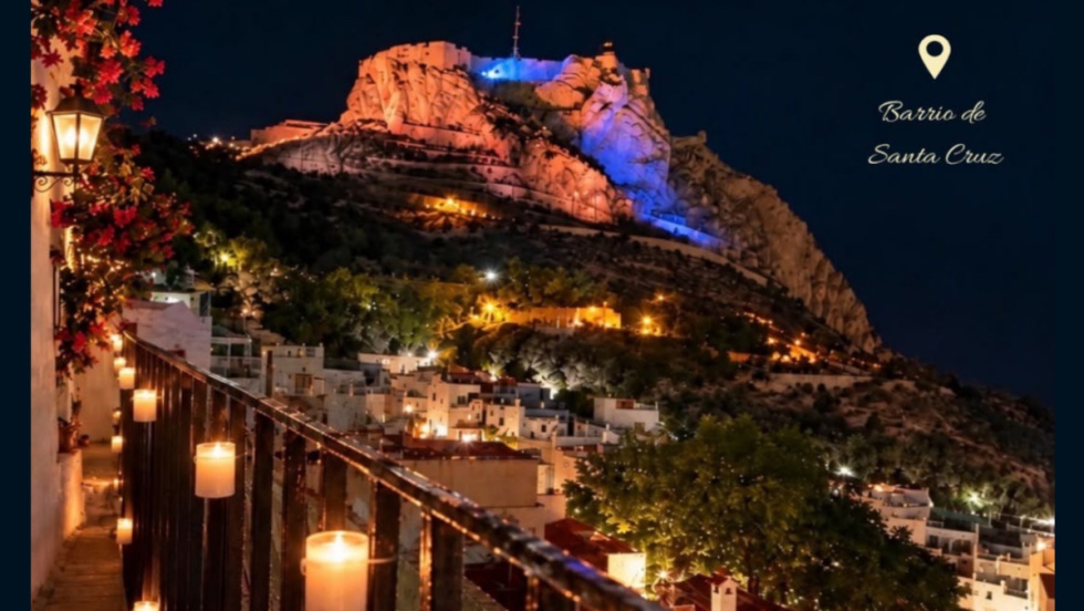 Castillo de Santa B&aacute;rbara iluminado desde el barrio de Santa Cruz de Alicante