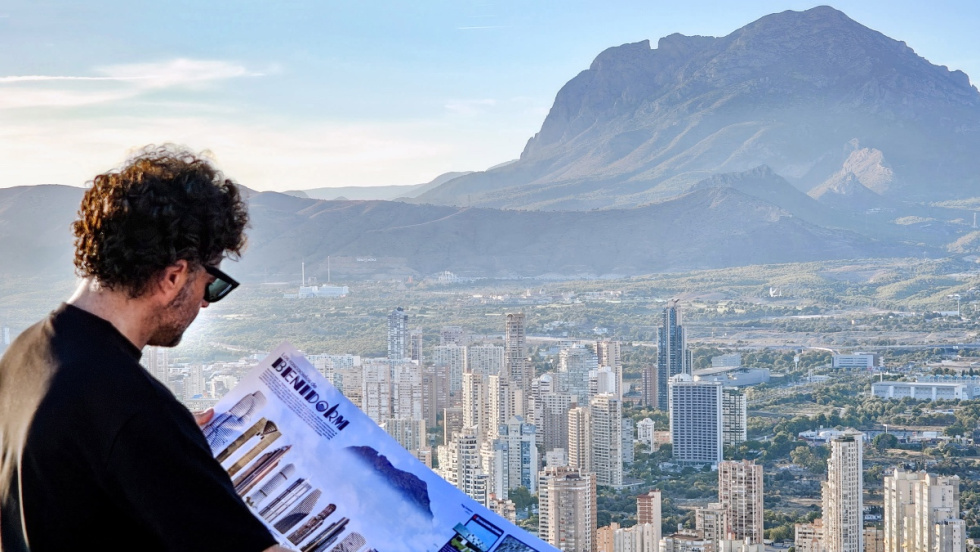 El creador Benidormense Fran P&eacute;rez con su p&oacute;ster 'Rascacielos de Benidorm'