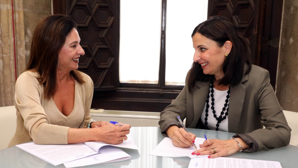 Rosal&iacute;a Mayor, presidenta de la Asociaci&oacute;n de Periodistas de la Provincia de Alicante, y Bel&eacute;n R&iacute;os.