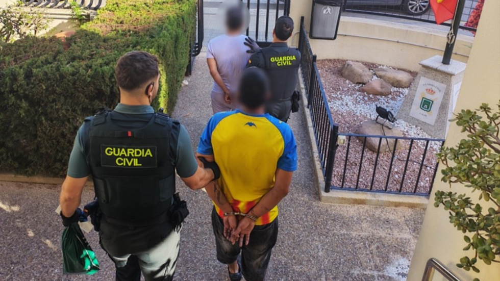 Detenidos dos hombres en Calpe por agredir y robar a dos personas.