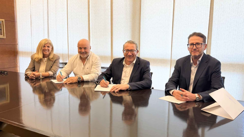 Toni P&eacute;rez firma el convenio con las fiestas mayores patronales de Benidorm