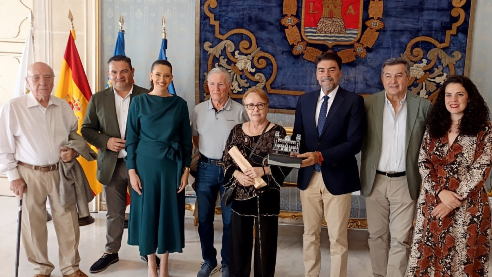 Visita al Ayuntamiento de Alicante de la hija de la primera bellea del foc de la historia de Hogueras.