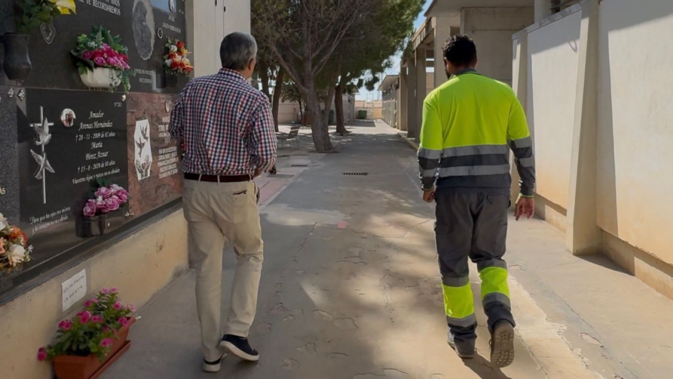 Visita al cementerio de San Vicente del Raspeig del concejal Antonio D&iacute;az